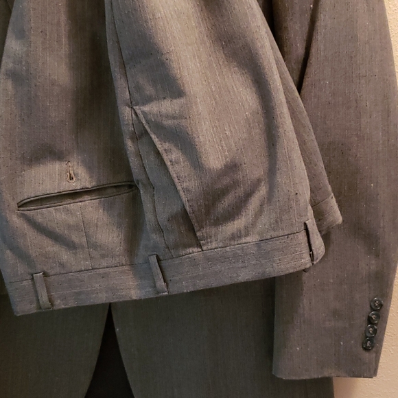 Men's Suit - Picture 3 of 4